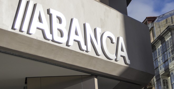 El logo de Abanca en una sucursal en Lugo.