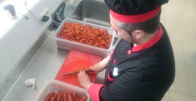 Un empleado en la cocina del comedor del colegio Hipatia. / PÚBLICO