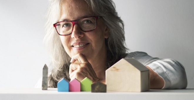 La arquitecta Zaida Muxí retratada por el artista Francesc Polop, autor de la escultura de portada de 'Mujeres, casas y ciudades'. / Francesc Polop