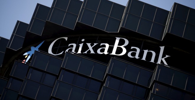 El logo de CaixaBank en la sede el banco en la avenida Diagonal de Barcelona. REUTERS/Albert Gea