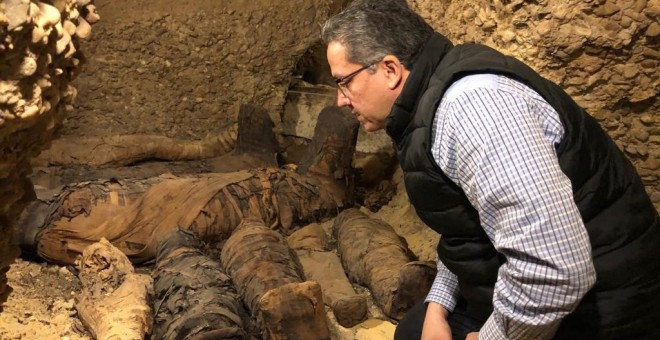 El ministro de Antigüedades egipcio, Jaled al Anani, durante el descubrimiento de un grupo de momias que datan de la época ptolemaica en el valle del Nilo./ EFE