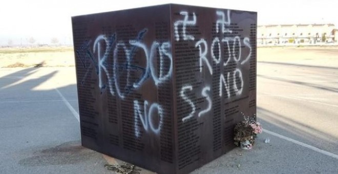 Pintadas en el monumento a los represaliados por el franquismo en Villarrobledo (Albacete) FOTO: SE PUEDE VILLARROBLEDO / FACEBOOK