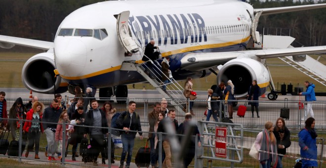 Pasajeros desembarcan de un avión de Ryanair, en el aeropuerto de Modlin, cerca de varsovia. REUTERS/Kacper Pempel