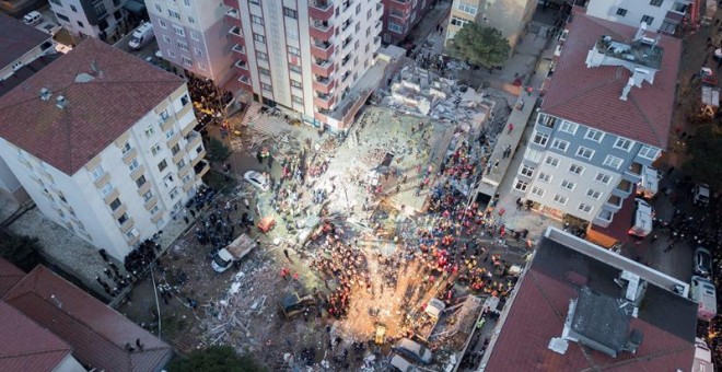 Varios efectivos de los equipos de rescate trabajan entre los escombros de un edificio derrumbado, este miércoles en Estambul (Turquía).-  EFE/ Tolga Bozoglu