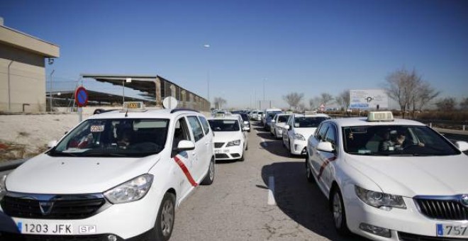 Un grupo de taxistas en el aeropuerto Adolfo Suárez Madrid-Barajas. / EUROPA PRESS