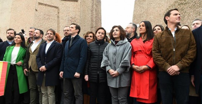 El presidente de VOX, Santiago Abascal (2i), el líder del PP, Pablo Casado (4i), y el líder de Ciudadanos, Albert Rivera (d), han posado junto a otras personalidades asistentes a la concentración convocada por su partido, Ciudadanos y el PP este domingo