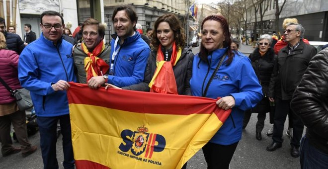 La secretaría general del Sindicato Unificado de Policía (SUP), Mónica Gracia, junto al candidato del PP al Ayuntamiento de Madrid, José Luis Martínez Almeida, se ha sumado a la manifestación de este domingo en la plaza de Colón de Madrid. EFE, Víctor Ler