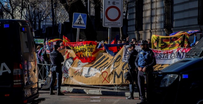 Varios colectivos ultras se concentran con unas pancartas en los alrededores del Tribunal Supremo por el juicio del 'procés'. / EFE