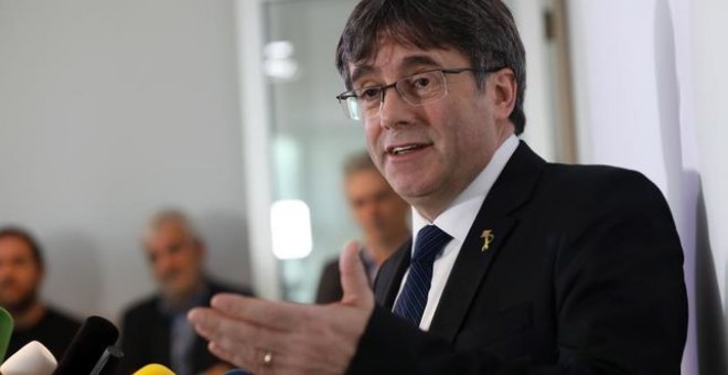 El expresidente catalán Carles Puigdemont, ofrece una rueda de prensa, este martes, en la delegación de la Generalitat en Berlín, Alemania, con motivo del comienzo del juicio sobre el 'procés' en el Tribunal Supremo. / EFE