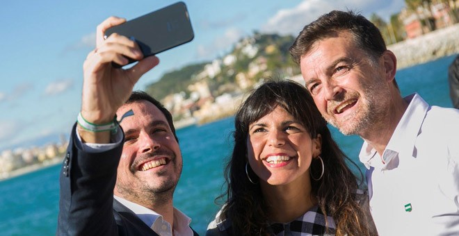 Alberto Garzón (IU) y los parlamentarios andaluces Teresa Rodríguez (Podemos) y Antonio Maíllo (IU). / EFE