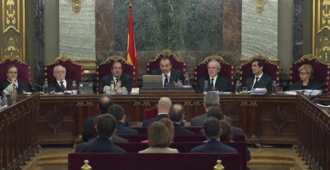 14/02/2019.- Imagen tomada de la señal institucional del Tribunal Supremo de los jueces (de izda. a dcha) Andrés Palomo, Luciano Varela, Andrés Martínez Arrieta, el presidente del tribunal Manuel Marchena, Juan Ramón Berdugo, Antonio del Moral, y Ana Ferr