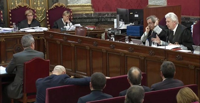 14/02/2019.- Imagen tomada de la señal institucional del Tribunal Supremo de la declaración del exconseller de Interior del Govern catalán Joaquim Forn durante la tercera jornada del juicio del 'procés' en la Sala de Plenos del Tribunal Supremo. Joaquim F