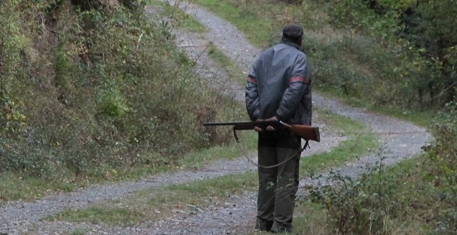 Un cazador en un camino público. / ÁNGEL SÁNCHEZ (EP)