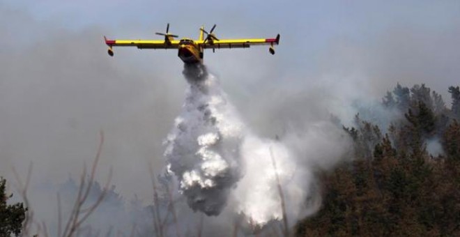 Un hidroavión durante las tareas de extinción en Cantabria. / EFE