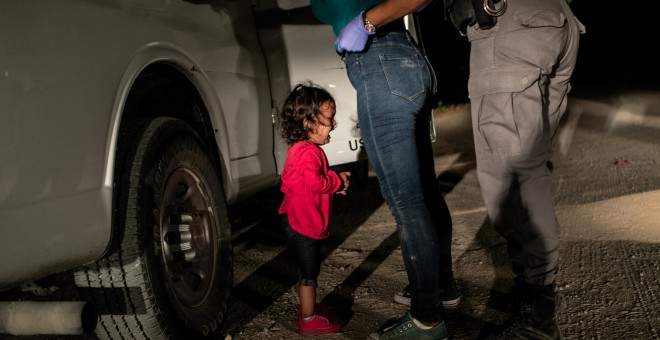 'Niña llorando en la frontera', de John Moore, muestra a una niña hondureña retenida en la frontera entre Estados Unidos y México. / Getty Images - Reuters