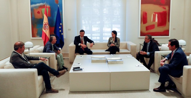 El presidente del Gobierno, Pedro Sanchez, en un encuentro en el Palacio de la Moncloa con los líderes de los sindicatos y de la patronal, en junio pasado.  REUTERS/Paul Hanna