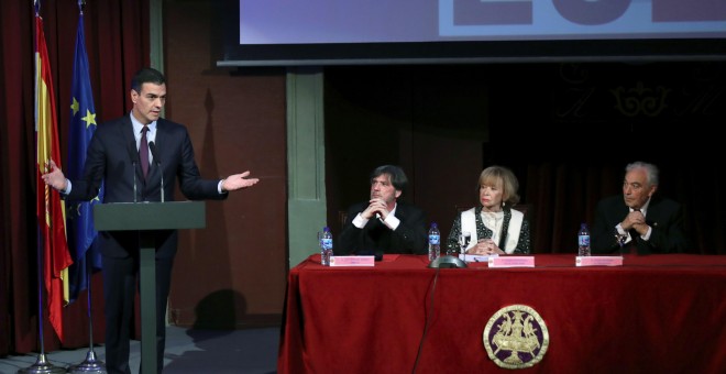 El presidente del Gobierno, Pedro Sánchez (i), interviene ante el director de Propiedad Intelectual de PRISA, José Manuel Gómez Bravo (2i); la presidenta del Consejo de Estado, María Teresa Fernández de la Vega (2d); y el presidente del Ateneo, César Nava