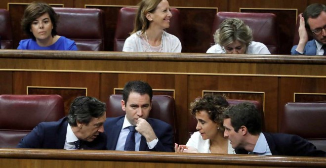 La bancada del PP tras la llegada a la presidencia del partido de Pablo Casado y antes de la marcha de Soraya Sáenz de Santamaría, en la fila de atrás junto a Marta González.