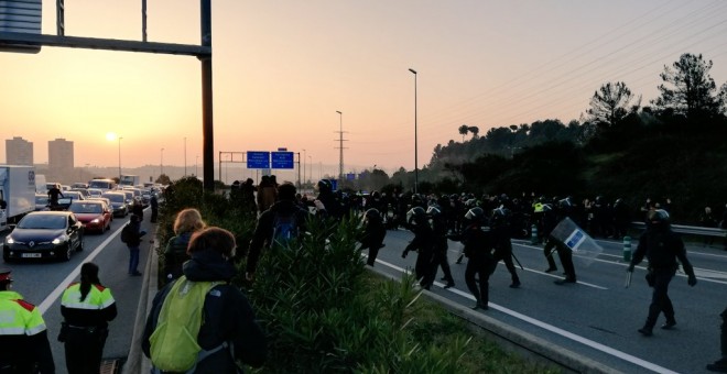 Càrrega dels Mossos d'Esquadra a la C-58 durant la vaga del 21-F. ANDER ZURIMENDI