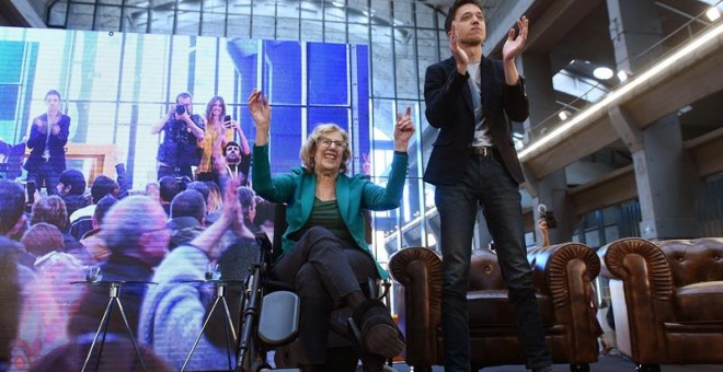 16/02/2019.- La alcaldesa de Madrid, Manuela Carmena (d), e Íñigo Errejón (i) aplauden durante el primer acto público juntos de Más Madrid, el partido que han creado para concurrir a las elecciones de mayo municipales y autonómicas como candidatos al Ayun