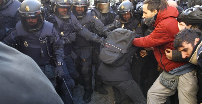 Tensión en las inmediaciones de la calle Argumosa de Madrid entre agentes antidisturbios de la Policía Nacional y activistas de la plataforma 'Stop Desahucios'. Eduardo Parra Europa Press