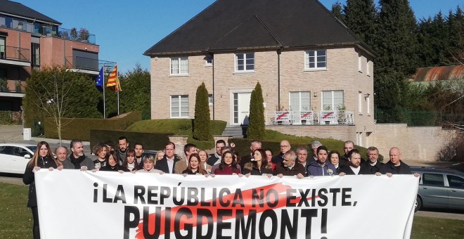 Arrimadas, enfrente de la casa de Puigdemont en Waterloo.