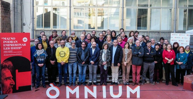 El vicepresident d'Òmnium Cultural acompanyat dels representants de CCOO i UGT, Javier Pacheco i Camil Ros; els exdiputats Lluís Llach i David Fernández; la directora de l'Acadèmia de Cine Català, Isona Pasola, entre d'altres representants del món social