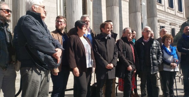 Víctimas de la dictadura junto a miembros de la Red de Ciudades por la Memoria y la Justicia y del intergrupo por la Memoria y la Justicia del Congreso y del Parlamento Europeo.- A.T.