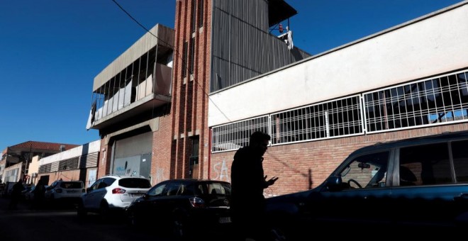 Fachada de la nave industrial abandonada donde se produjo la violación múltiple | EFE