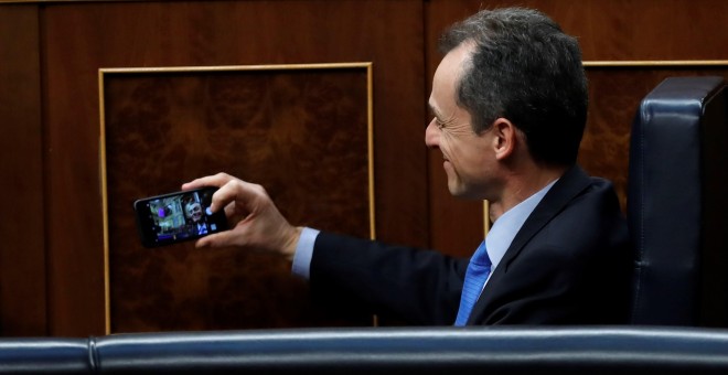 El ministro de Ciencia, Pedro Duque, este jueves durante la última sesión del Congreso antes de que la Diputación Permanente asuma las funciones del pleno. EFE/Chema Moya