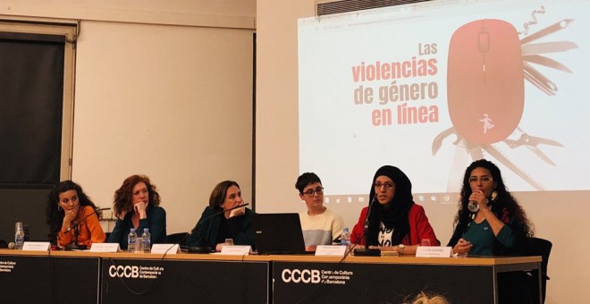 El debat sobre ciberviolències que s'ha fet a Barcelona abans del 8-M.