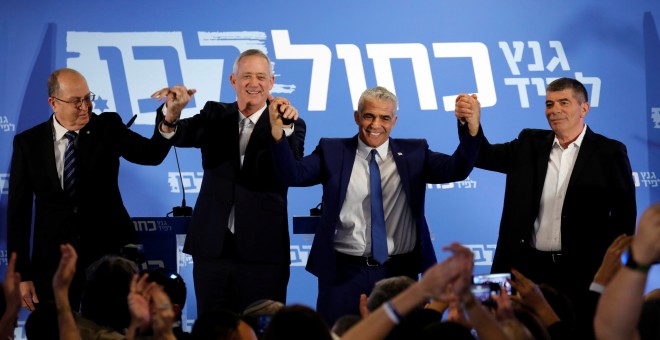 Gantz junto a Yair Lapid, Moshe Yaalon y Gaby Ashkenazy tras anunciar la formación de su partido conjunto, después de una alianza entre sus partidos, en Tel Aviv. / Reuters