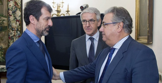 El entonces ministro Zoido felicita al comisario Ferran López tras su nombramiento como mayor de los Mossos, sustituyendo a Trapero, tras la aplicación del Artículo 155. MINISTERIO DEL INTERIOR