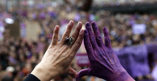 Una mujer con el gesto del feminismo este viernes en Bilbao durante la manifestación que ha recorrido las calles de la capital vizcaína convocada por sindicatos y organizaciones feministas con motivo del Día Internacional de la Mujer. EFE/Luis Tejido.