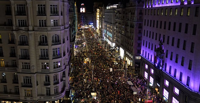 Manifestación de mujeres en la Gran Vía durante la huelga feminista del 8M. / JUAN MEDINA (REUTERS)