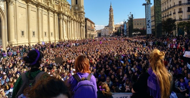 Las universitarias y las estudiantes de secundaria llenaron la plaza del Pilar ya en la convocatoria de la mañana. E.B.