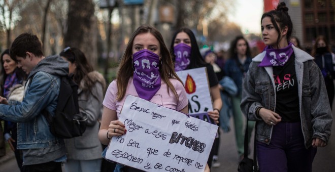 Varias chicas acuden a la manifestación del 8M en Madrid.-JAIRO VARGAS