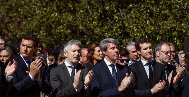 El presidente de Ciudadanos, Albert Rivera, el ministro del Interior, Fernando Grande-Marlaska, el jefe del Ejecutivo madrileño, Ángel Garrido, y el presidente del PP, Pablo Casado, entre otros, durante el acto de recuerdo a los 193 fallecidos en los aten