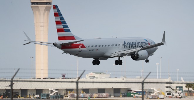 Boeing 737 Max 8 de American Airlines se eleva en el Aeropuerto Internacional de Miami, Florida | AFP/ Joe Raedle