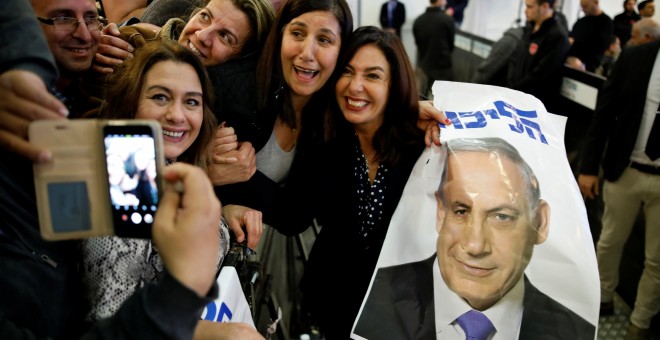 Partidarios del Partido Likud sostienen una fotografía del primer ministro Benjamin Netanyahu para la campaña electoral israelí. / REUTERS - AMIR COHEN