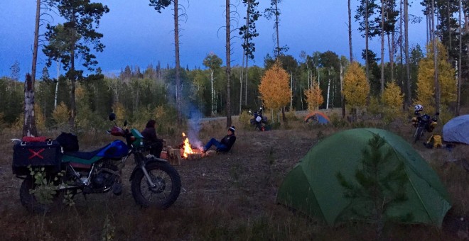 Imagen de un momento de la vuelta al mundo femenina en moto.