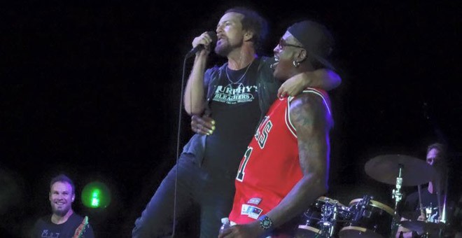 Dennis Rodman y el cantante Eddie Vedder, en un concierto de Pearl Jam en Chicago en 2016. / @DENNISRODMAN