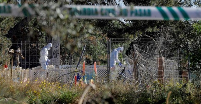 Agentes de la Policía Científica de la Guardia Civil trabajan este viernes en el lugar de la muerte en Godella (Valencia) de los dos menores. EFE/Manuel Bruque