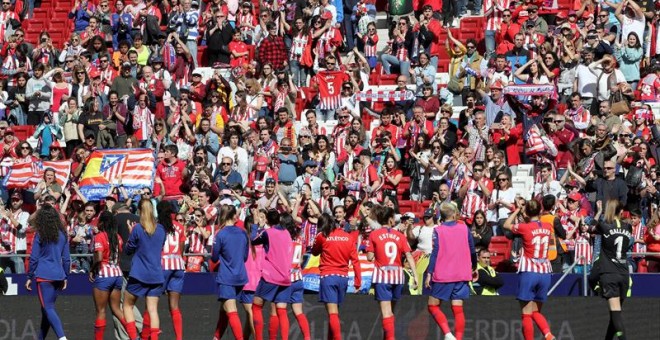 Las jugadoras del Atlético de Madrid se despiden de su afición tras perder por 0-2 contra el Barcelona, tras el partido de la Liga Iberdrola disputado en el estadio Wanda Metropolitano en Madrid.- EFE/Kiko Huesca