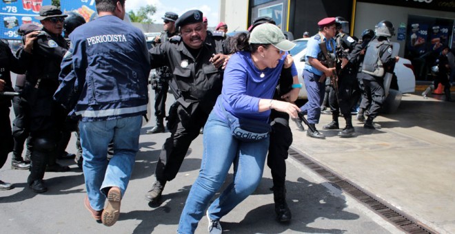 La Policía de Nicaragua persigue a una manifestante en Managua este sábado. REUTERS/Oswaldo Rivas