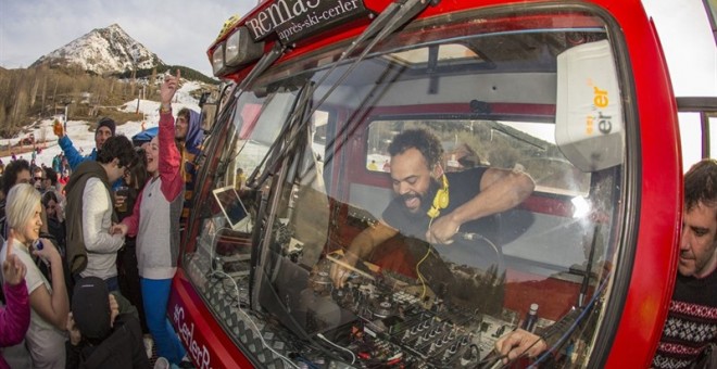 El dj Carlos Jean, en una actividad 'aprés-ski' en Cerler. E.P.