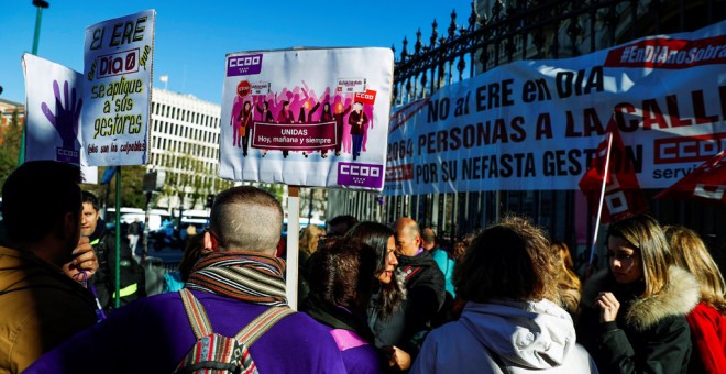 Un grupo de trabajadores se concentra en el lugar de celebración de la junta de accionistas de Dia, en protesta contra el ERE puesto en marcha por el grupo de supermercados. EFE/Emilio Naranjo