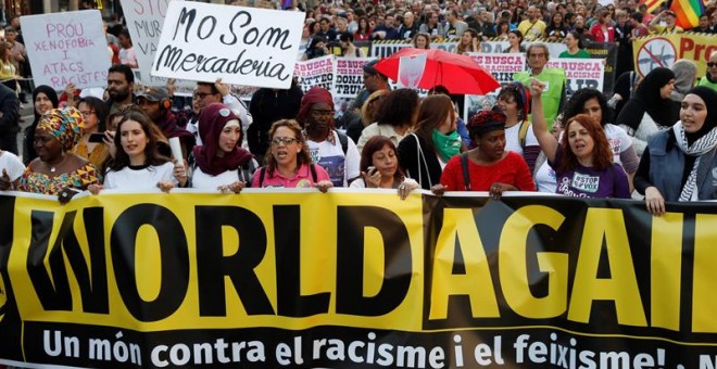 La manifestación con el lema 'Stop Vox' y contra el racismo ha comenzado este sábado, pasadas las 17.30 horas, en el Passeig de Gràcia de Barcelona con la participación de representantes de diversas entidades y de fuerzas políticas como JxCat, ERC, comune