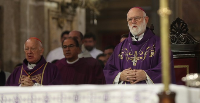 El obispo español Celestino Aós, nuevo administrador apostólico del arzobispado de Santiago, y Ricardo Ezzati, anterior cardenal en ese cargo, durante una misa en la Catedral Metropolitana de Santiago (Chile).. EFE/Alberto Valdés