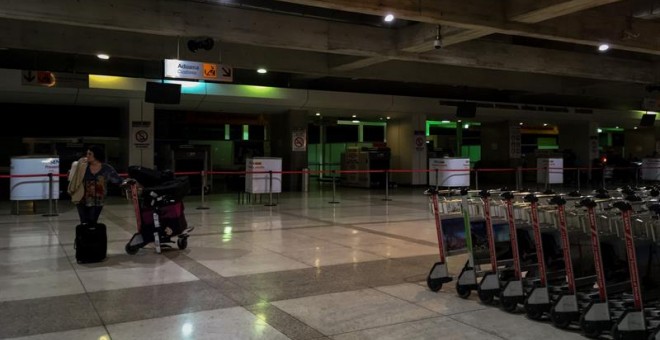 ista general del interior del aeropuerto internacional 'Simón Bolívar', sin luz por los cortes en el suministro eléctrico. /MIGUEL GUTIÉRREZ (EFE)